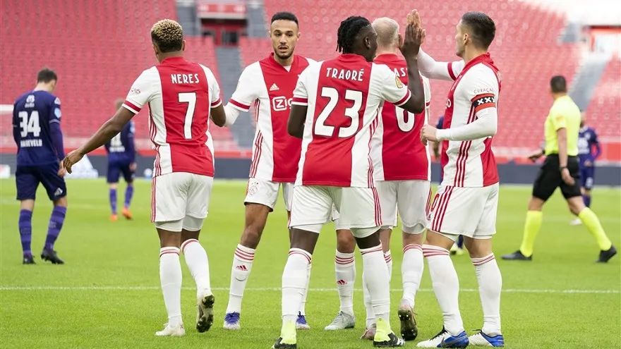 1-4惨败没想到欧冠6冠王开局血崩,3-221分钟逆转欧冠六冠王复苏