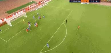 面对近3万江苏球迷的空场抗议，苏宁迎来了一场输球又输人的*案惨**