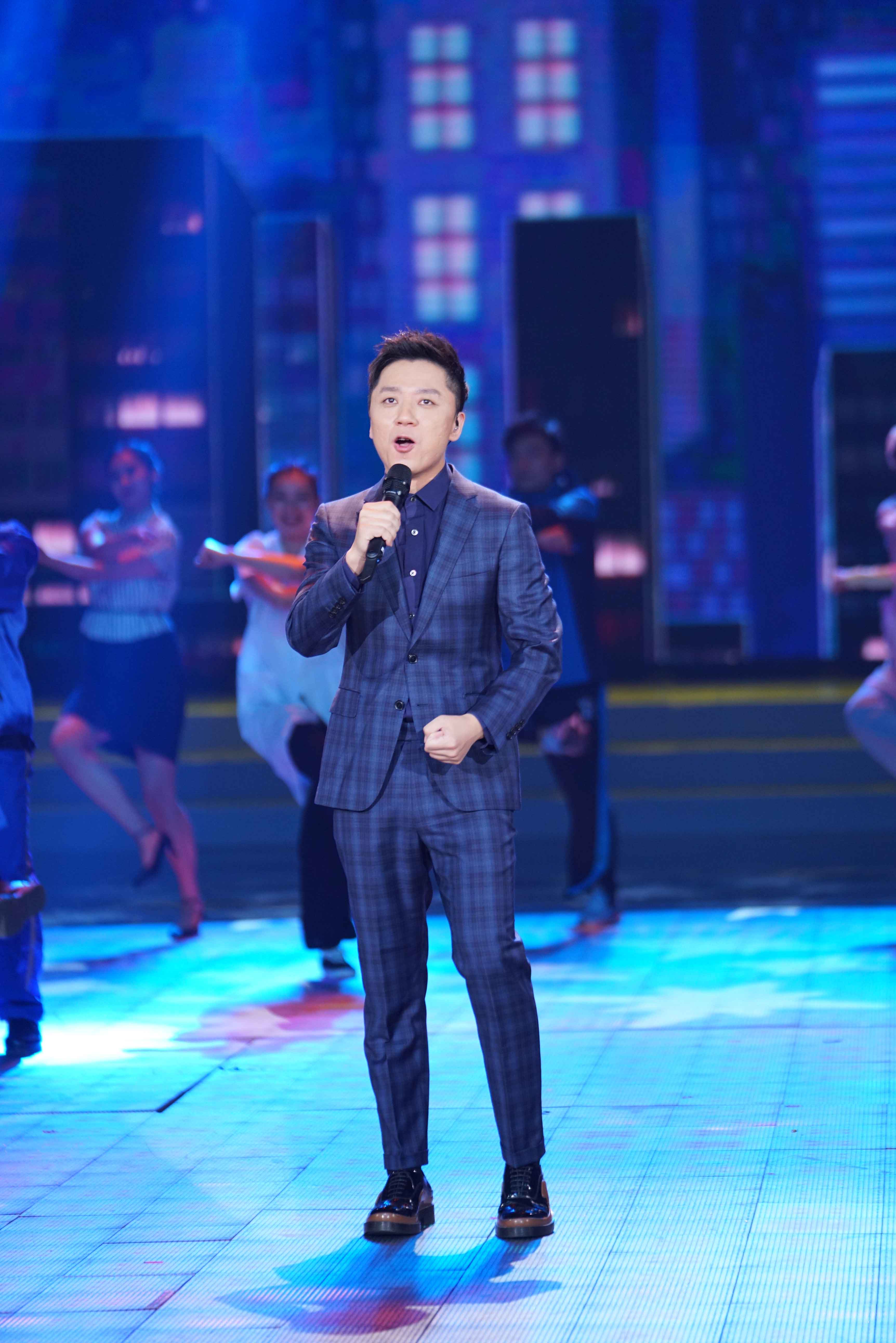 实力歌手张磊尽显多元魅力演唱解说两不误