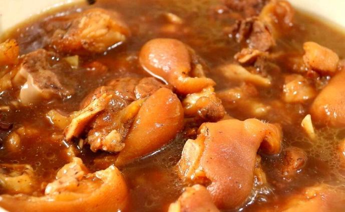 红烧猪蹄怎样上色更深,红烧猪蹄可以放酱油吗