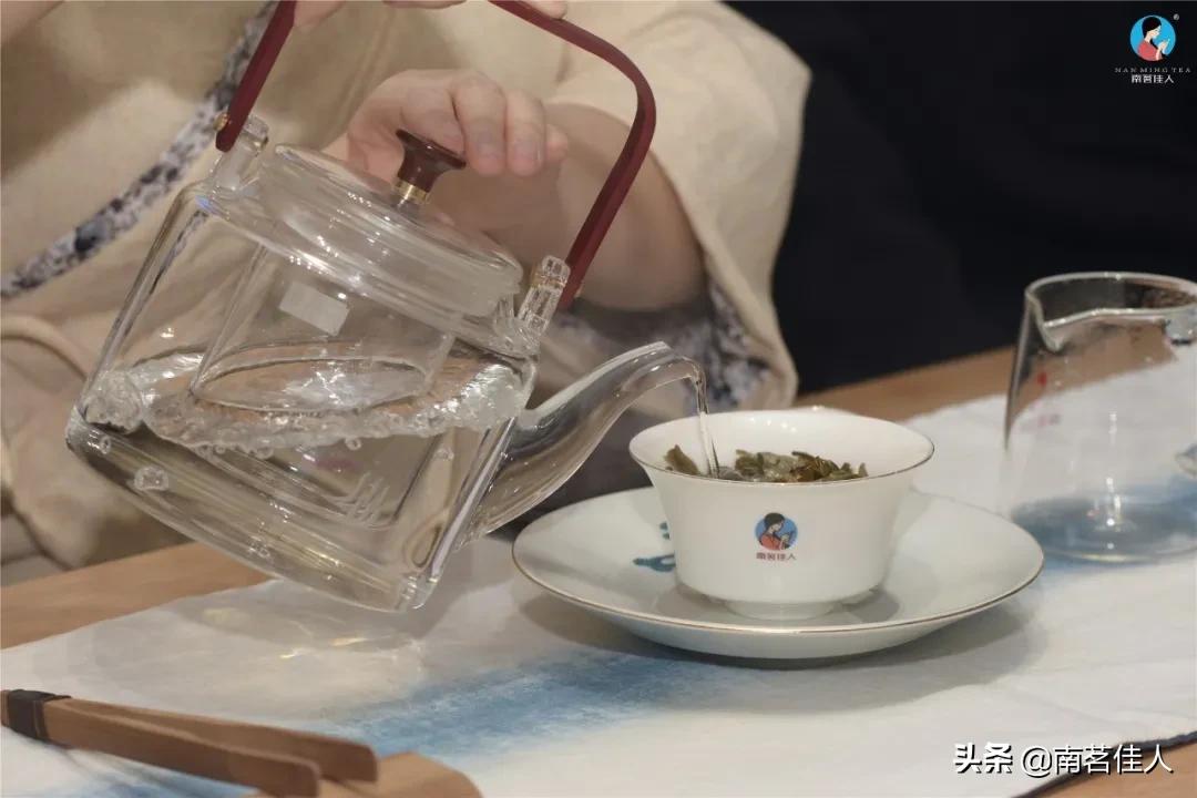 普洱茶新茶为什么会有锁喉感,新茶喝了嗓子发干锁喉