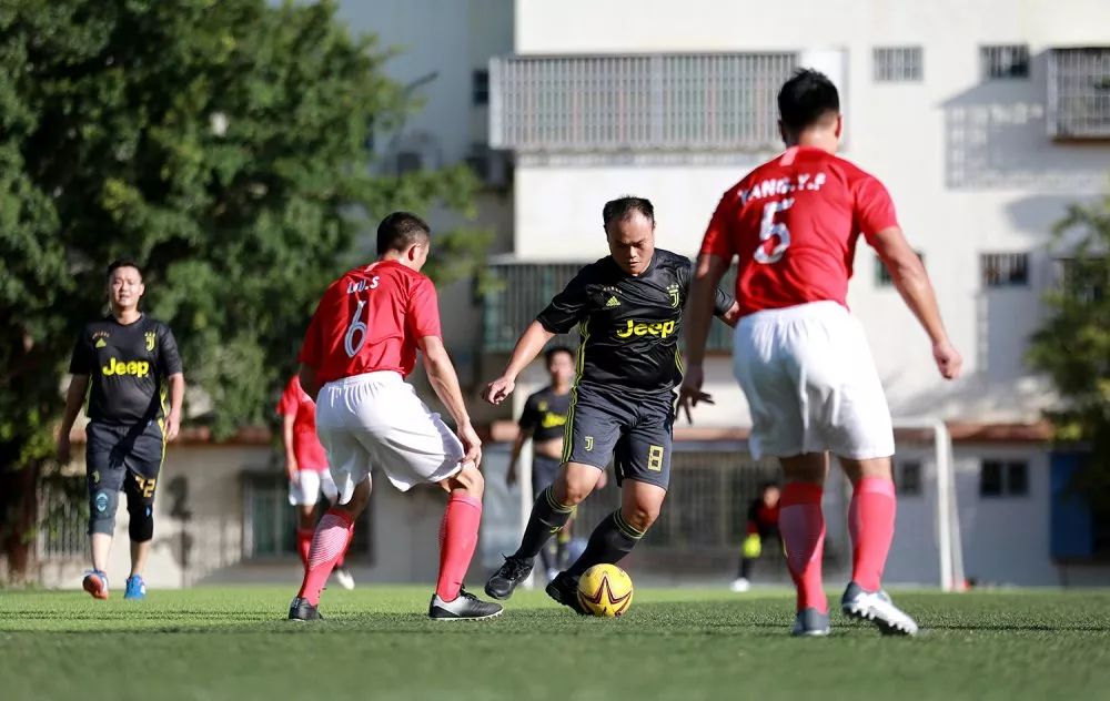 走一起去看nba,看场军营足球赛