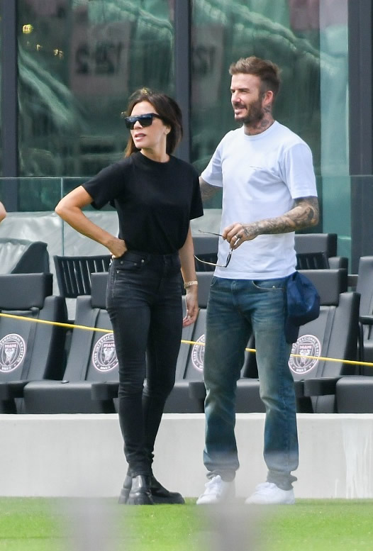 贝克汉姆带儿子踢足球,贝克汉姆贝嫂带小七