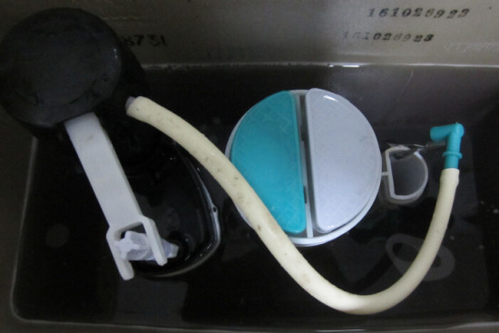 抽水马桶漏水最简单的解决方法,抽水马桶漏水原因及解决方法视频