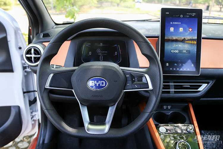 科技与复古并存？短暂体验比亚迪e1感受