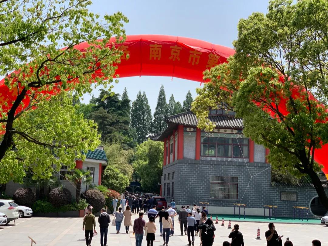 两大名校校长,南京十二中校长殷树凤