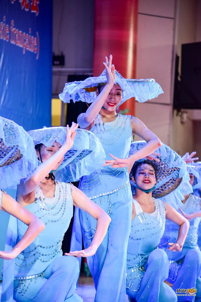 我在北海图书馆拍了一场特别的晚会，观众情不自禁跟着节奏动起来