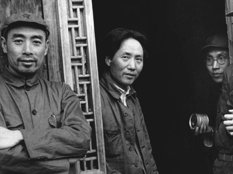 重庆谈判期间，毛主席一支烟让蒋介石后怕不已：此人不可轻视