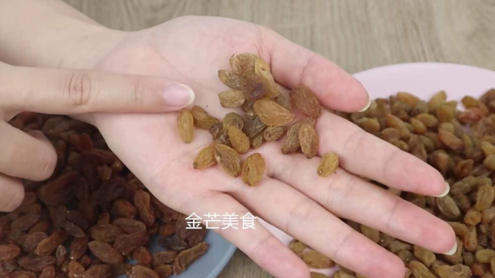 硫磺泡的葡萄干怎么识别,硫磺葡萄干和正常葡萄干的区别