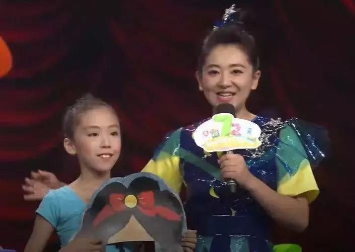 月亮姐姐穿衣裳视频,月亮姐姐服装变化