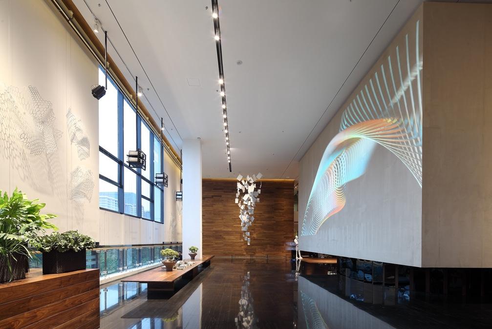 北有阿那亚社群，南有册之丘社群，后者60%研究生以上学历