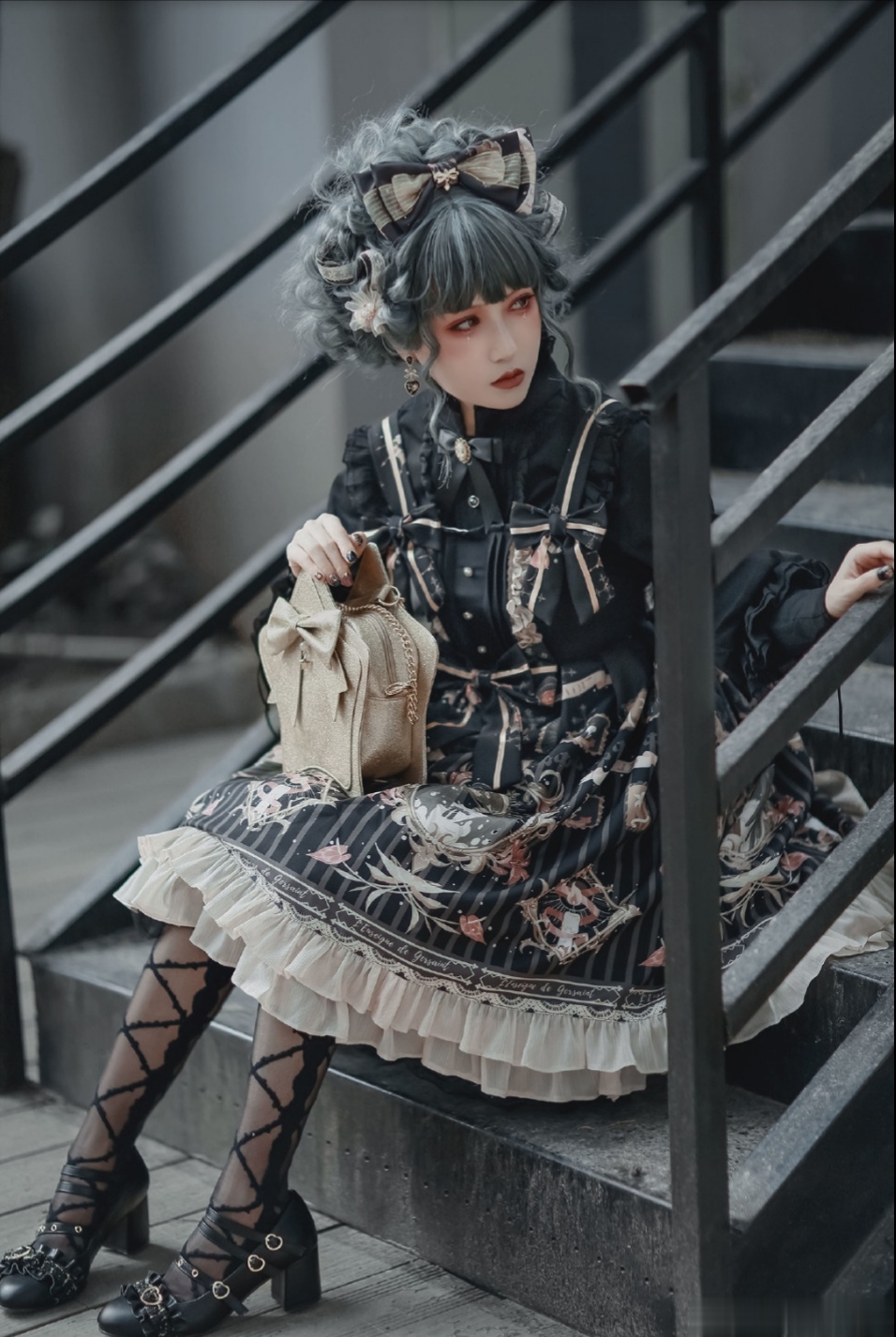 华尔笔下的堕天使，灰蓝盘发哥特lo娘，厌世妆容黑暗而优雅