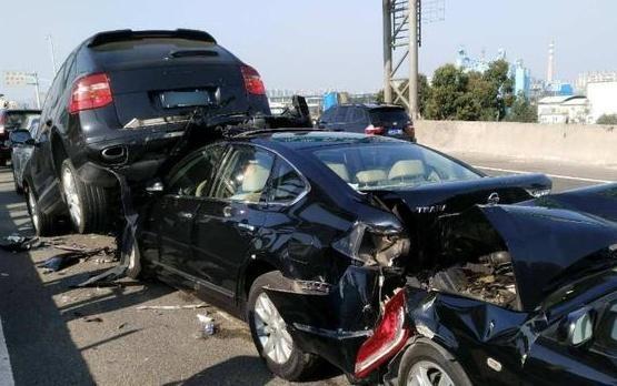 高速前车突然急刹怎么处理,高速前车突然急刹是什么原因