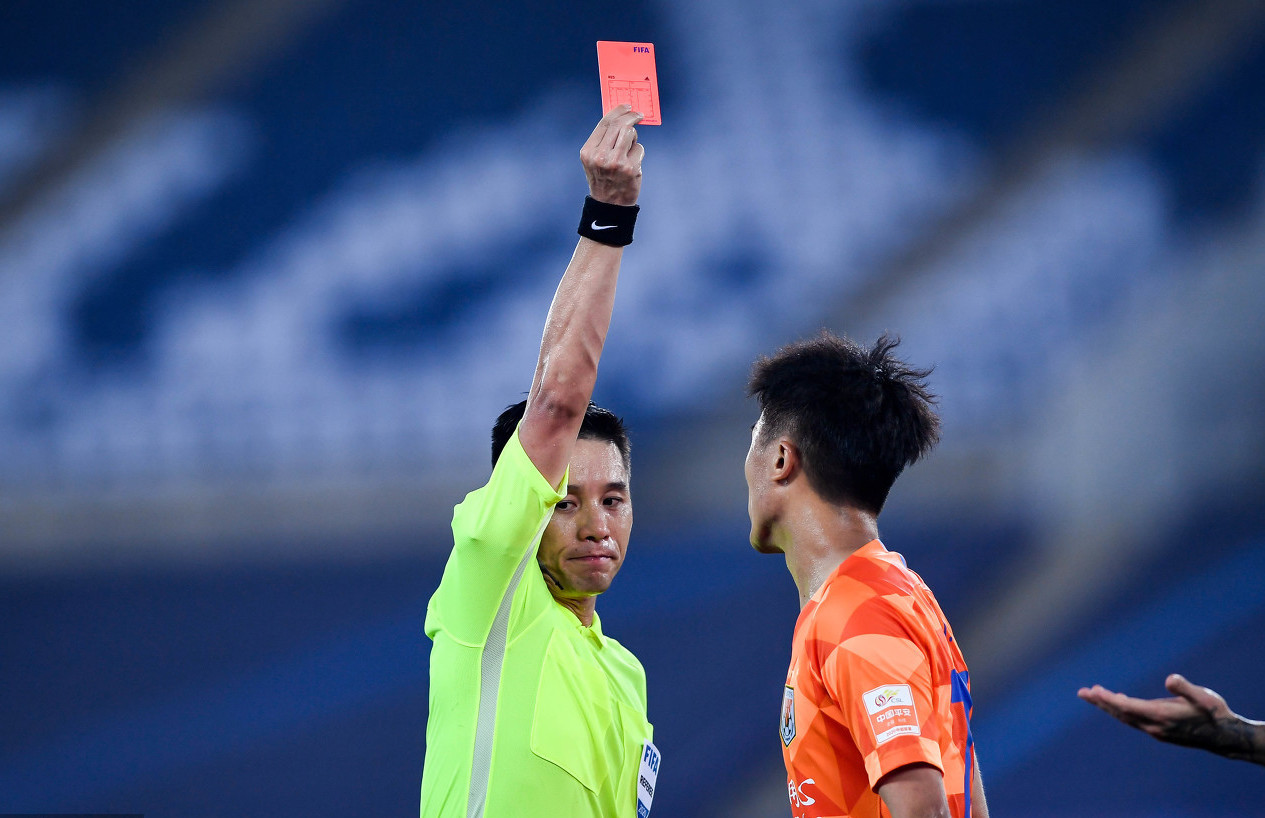 裁判对鲁能争议判罚集锦,中超争议裁判鲁能