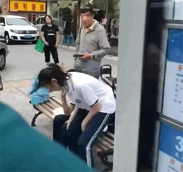 小情侣公交车上甜蜜拥吻新闻,情侣公交站拥吻路人