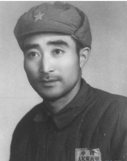 英雄连长做油布，整天抱怨团长不公，半年后懊悔：我错怪他了