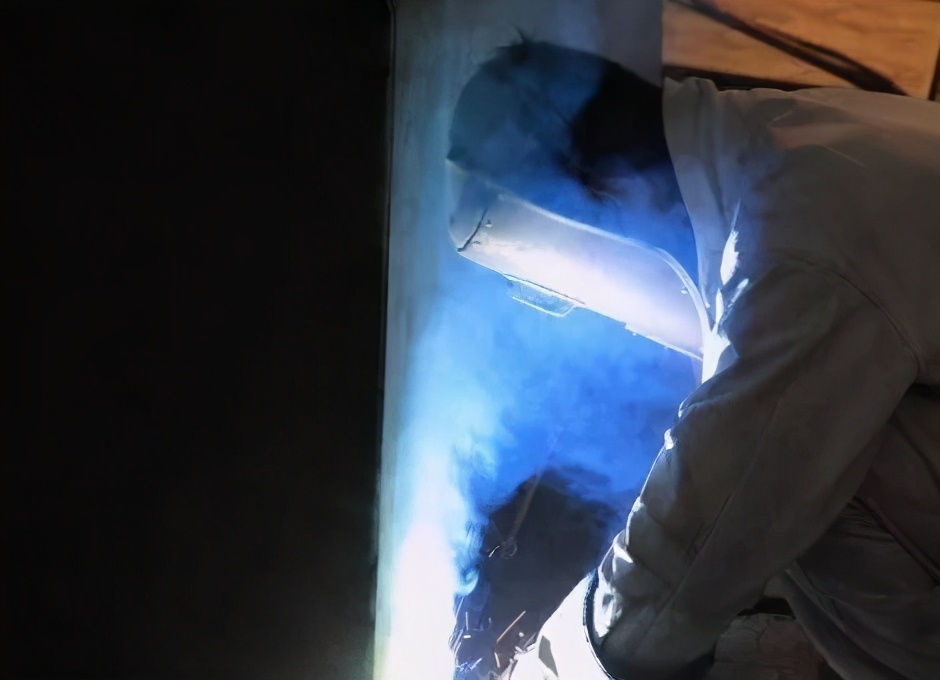 被电焊伤到眼睛滴什么眼药水好,电焊伤到眼睛为什么半夜才痛