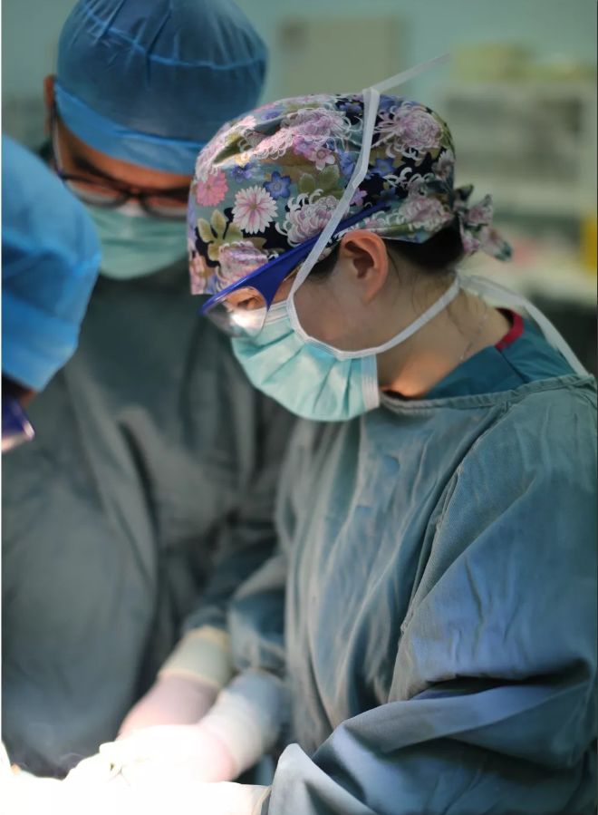 女孩脾脏被异物塞得密密麻麻...医生切开后，吓出一身鸡皮疙瘩！