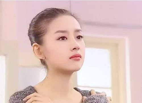 20岁杨超越一年收入,杨超越巅峰时期的收入