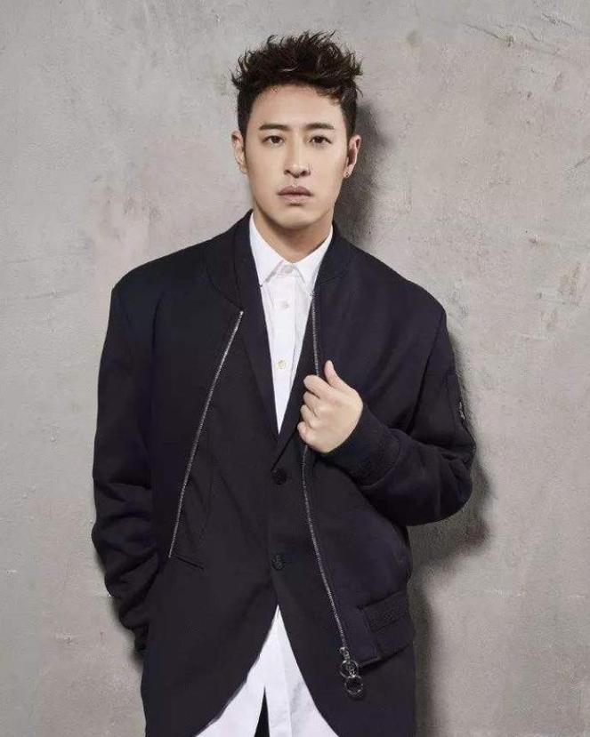 潘玮柏带小14岁娇妻现身机场,潘玮柏娶了一只鸡