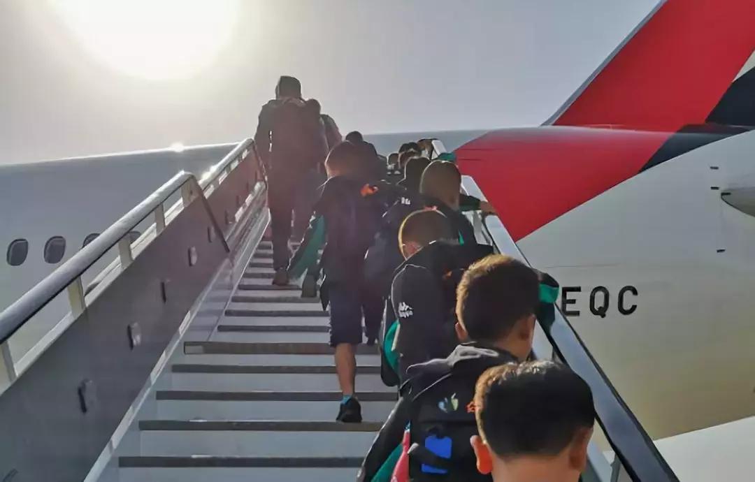 中国足球小将0-3巴塞罗那,中国足球小将启程西班牙