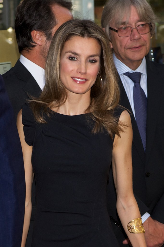 谁说莱蒂齐亚不爱珠宝？光是腕间都很精彩，最爱婆婆送的字母手链