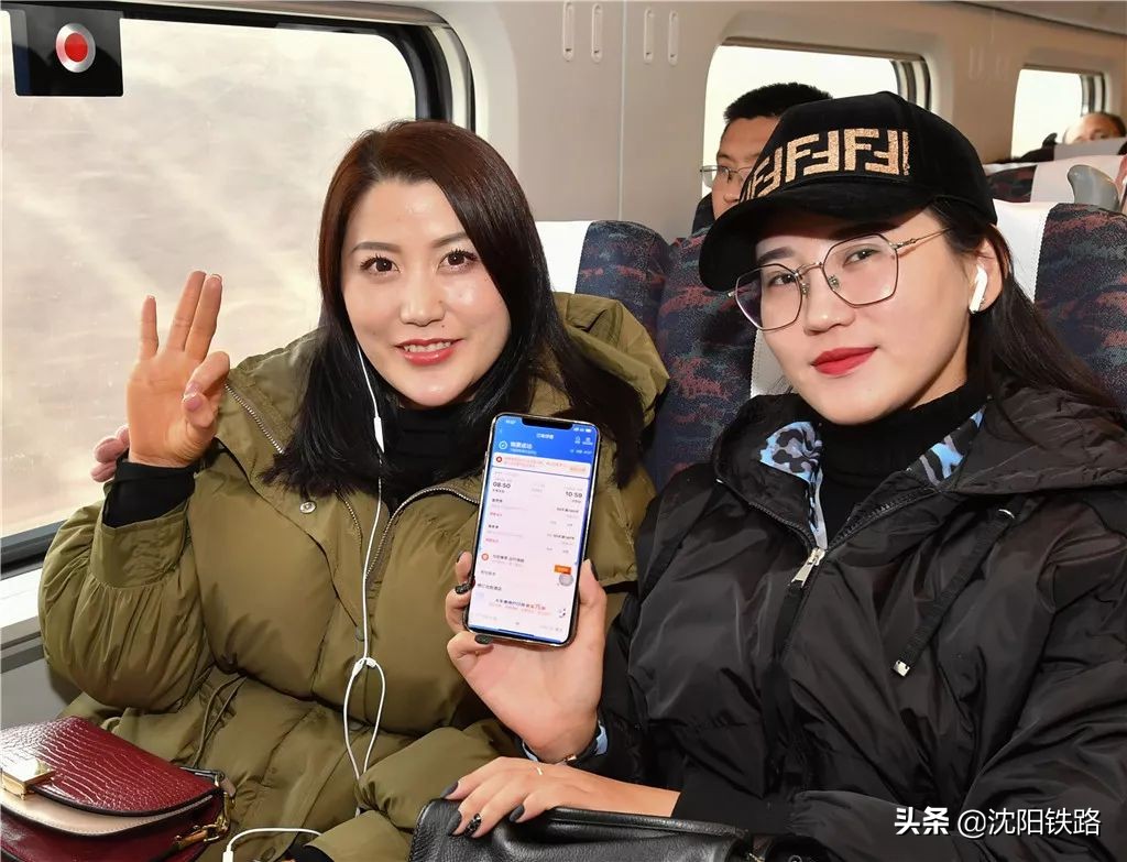 实行电子客票首日旅客为便捷点赞