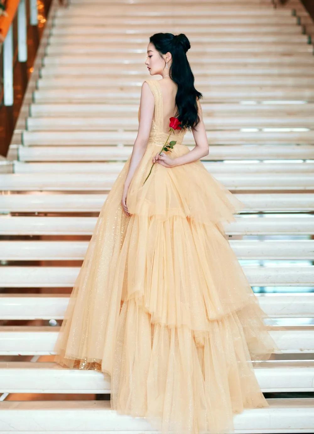 莫非仙女下凡?关晓彤暗黑古堡大片惹人心动