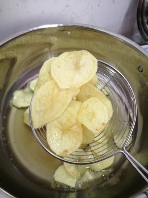 自制炸薯片变酸了,怎样炸薯片才能把薯片炸得嘎嘣脆