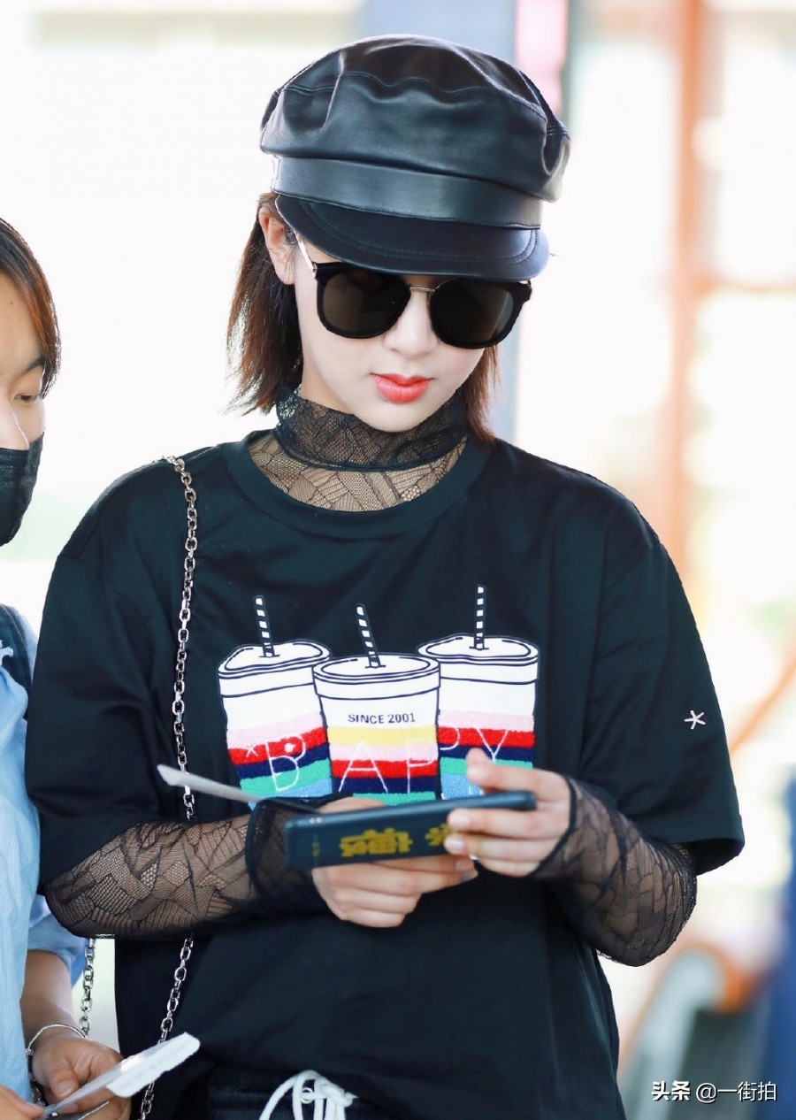 杨紫粉色t恤穿搭,杨紫穿搭黑色短袖