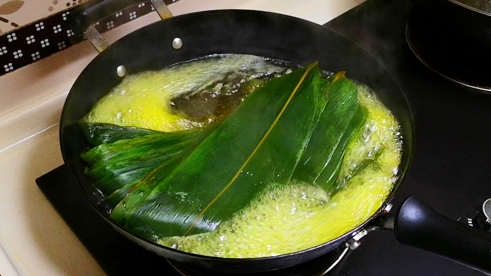 煮粽叶时只加清水,煮粽子时用清水就错了