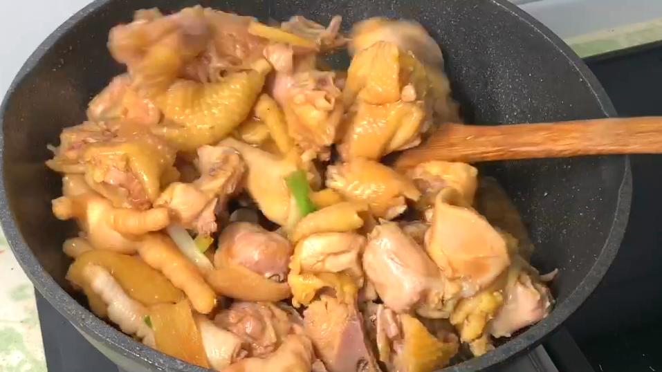 炖鸡时有人焯水有人直接炖,炖鸡焯水最正确的做法