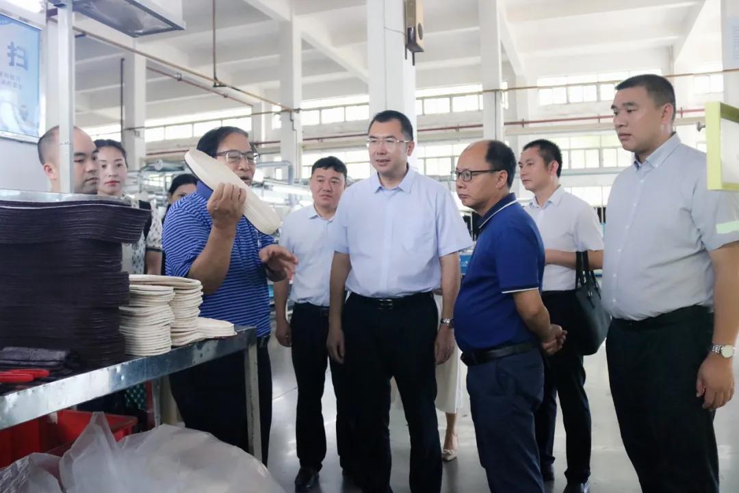 邓世文带队赴广东清远广硕鞋业集团考察