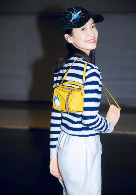 宋茜穿蓝色卫衣机场照,宋茜穿羽绒服