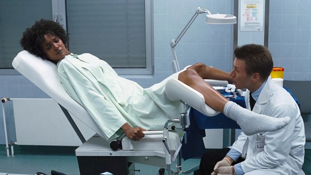 “割礼”惨无人寰的陋习，*害迫**着女性身体，震撼人心《沙漠之花》