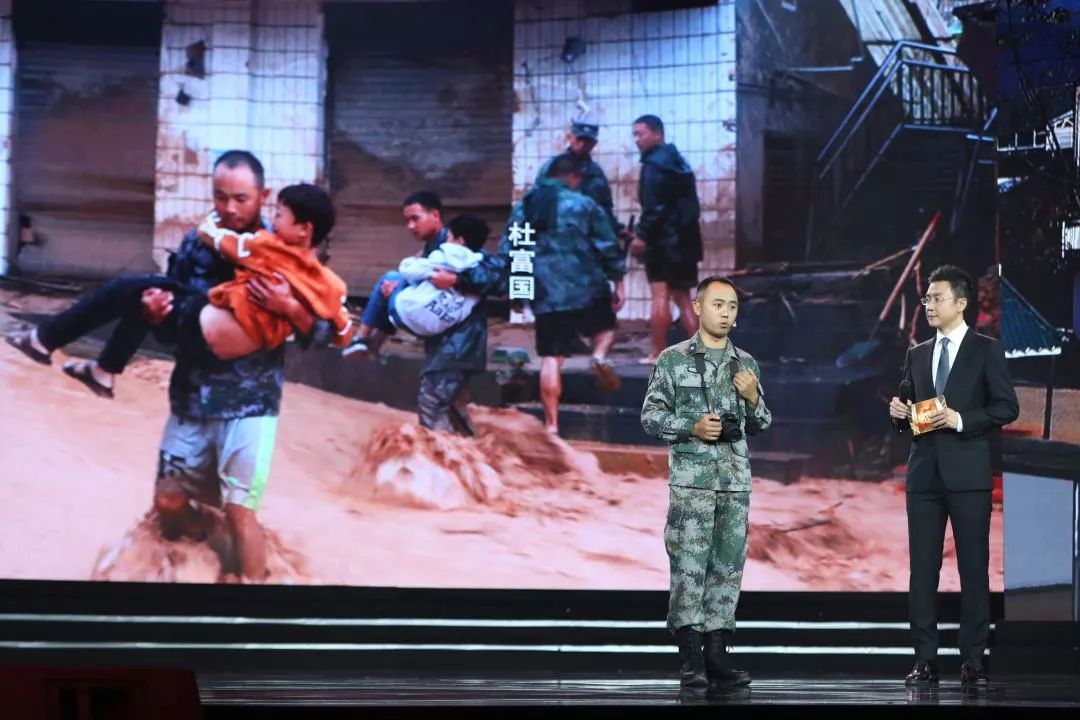 这里是边境的“地雷村”，足球场大的地方扫雷大队每天都会发现几百枚爆炸物！