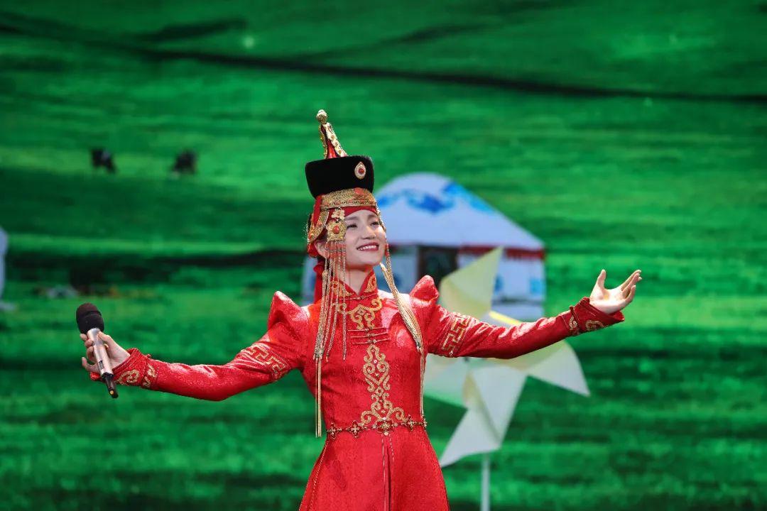 音乐会不按套路出牌：小毕哥现场吃起了大米饭，谢大脚跟着大爷学犁地