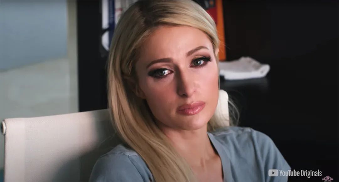 名媛卡戴珊,卡戴珊给希尔顿拎包照片