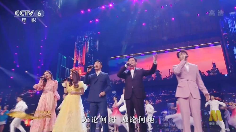 大湾区王菲出场谢霆锋表现,谢霆锋看王菲演唱会的视频