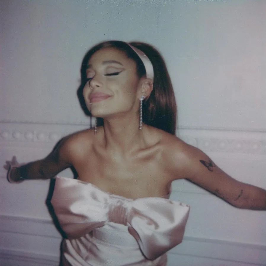 lisa和rosie秀恩爱,lisa与rosa在直播间接吻