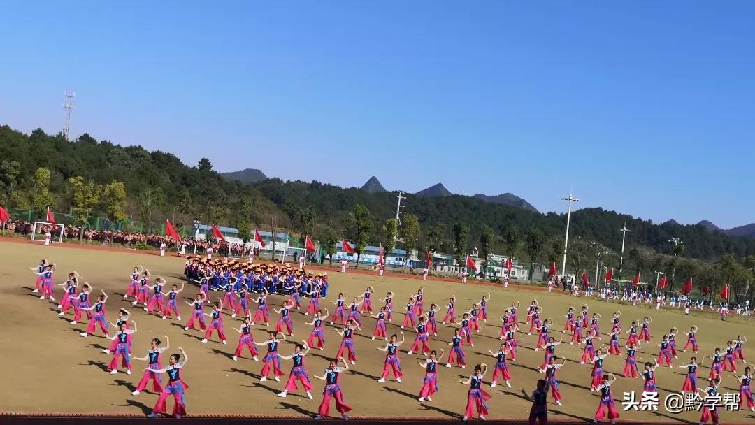 课间做广播体操,在教室做的广播体操