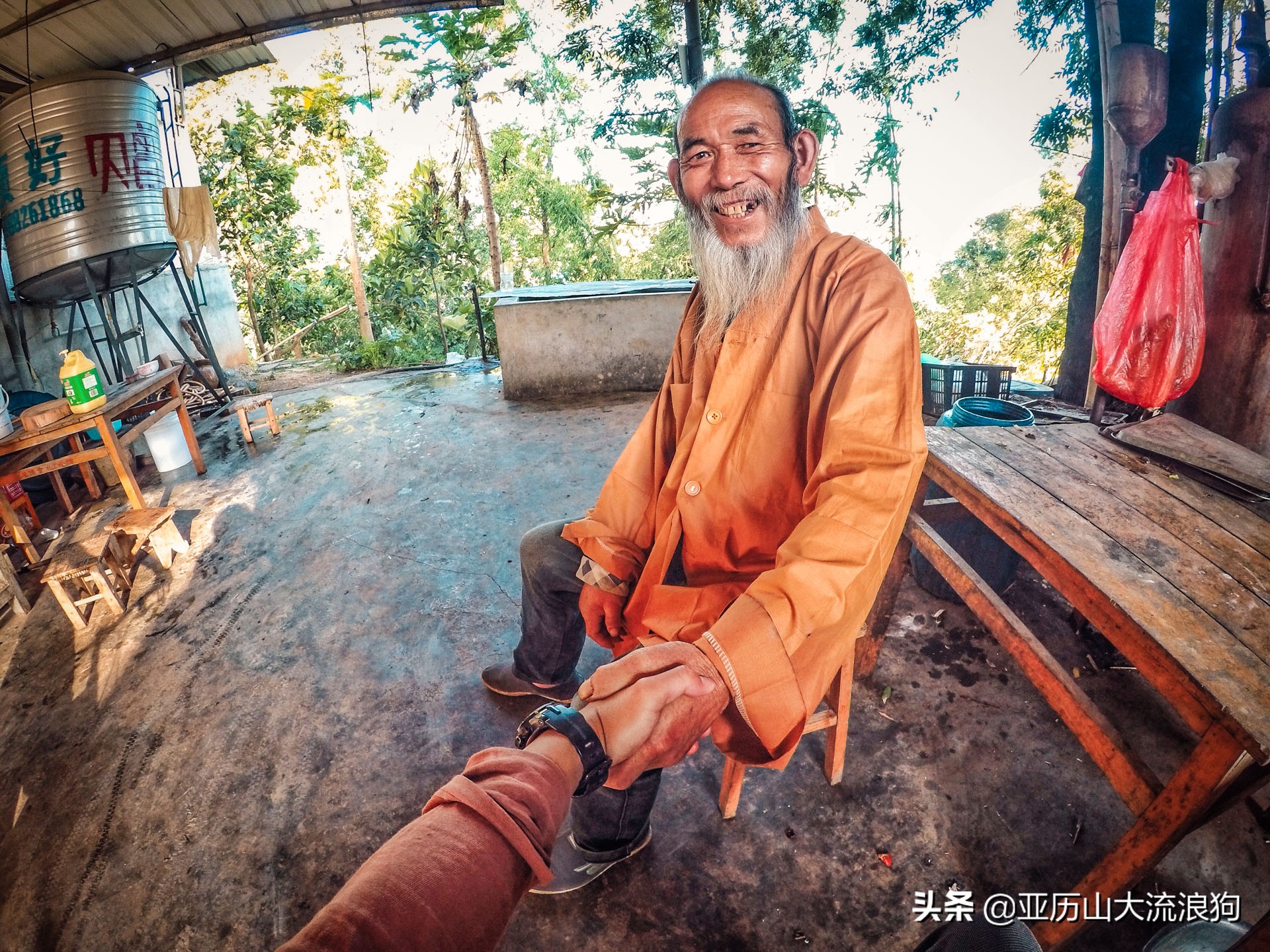 中缅边境的佛寺,旅途中遇到藏区僧人