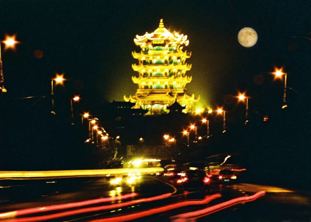 今夕元宵灯火依然通明,元宵佳节灯火明家家户户庆团圆