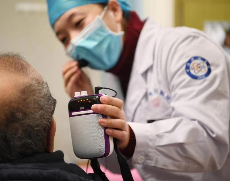 老年人听力不好需要佩戴助听器,老人听力下降助听器戴了改善不了