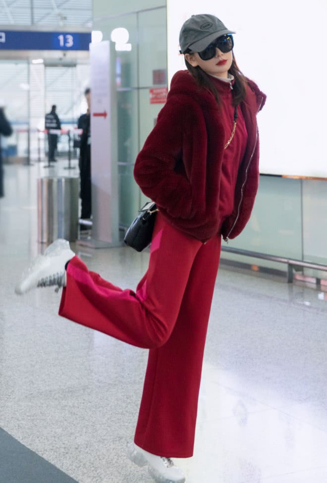 时尚女星戚薇的西装穿搭气场全开,戚薇的干练风连体服穿搭气场全开