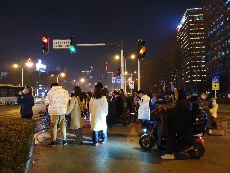 光谷上班的打工人,光谷软件园加班