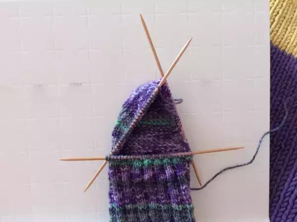 珊瑚绒线织袜子教程简易,如何编织冬天袜子教程