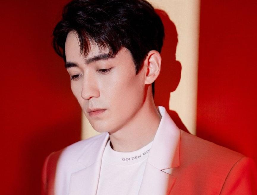 朱一龙不舍雨夜追车,朱一龙被喊龙哥