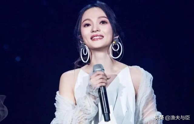 “过气”十年，凭什么她发个问号也能上热搜？