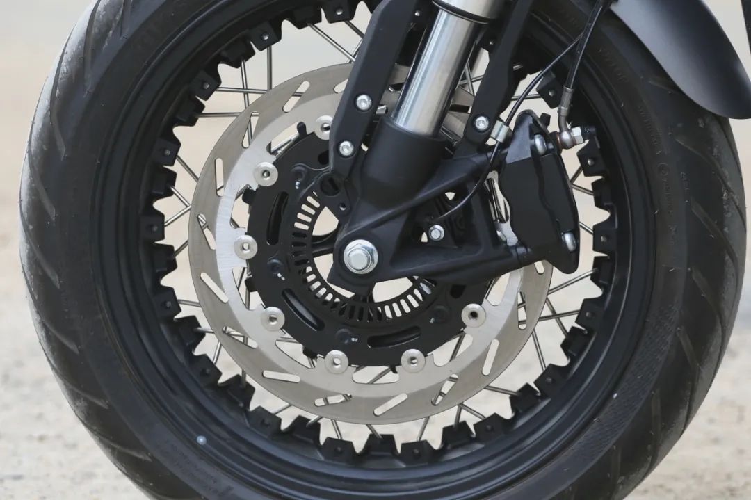 中量级双缸复古赛科龙re3试驾,宗申赛科龙re3双缸400复古摩托